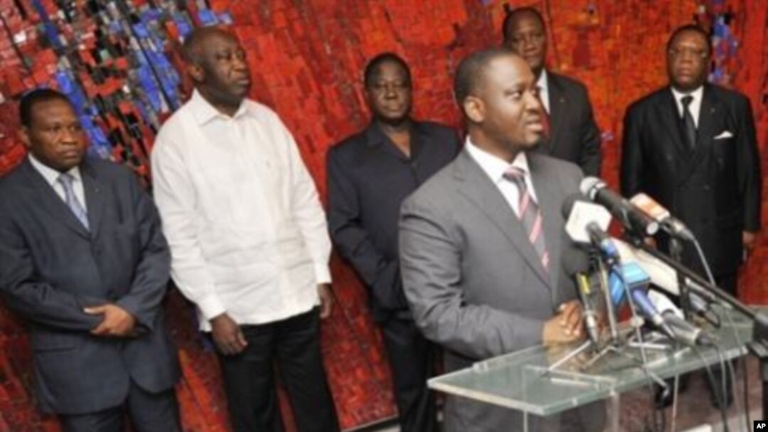 Ivory Coast's Prime Minister Guillaume Soro (C) speaks during a meeting with President Laurent Gbagbo (2ndL) and party leaders at the presidential palace in Abidjan, 06 Sep 2010, ahead of a presidential poll on 31 Oct 2010