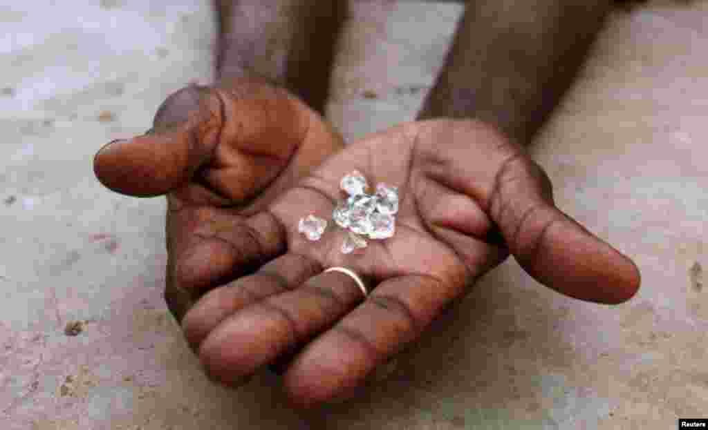 An illegal diamond dealer from Zimbabwe displays diamonds for sale in Manica, near the border with Zimbabwe. (file)