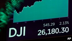 A board above the floor of the New York Stock Exchange shows the closing number for the Dow Jones industrial average, Nov. 7, 2018.