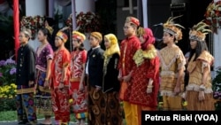 Anak-anak berpakaian adat dari berbagai daerah menggambarkan pentingnya Pancasila sebagai pemersatu, Surabaya, 1 Juni 2019. (Foto: Petrus Riski-VOA)