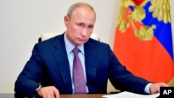 El presidente ruso, Vladimir Putin, preside una reunión del comité organizador de Pobeda (Victoria) por teleconferencia en la residencia Novo-Ogaryovo, en las afueras de Moscú, Rusia, el jueves 2 de julio de 2020.