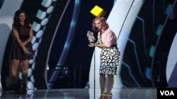 Katy Perry aceptó el premio por mejor video musical por su canción "Firework".