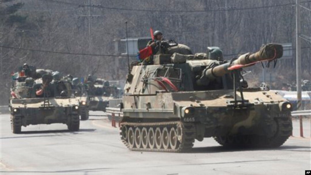 Korea Selatan melakukan latihan militer di Pocheon, Korea Selatan, dekat perbatasan Korut untuk mengantisipasi kemungkinan serangan oleh Korea Utara (foto: 27/3).