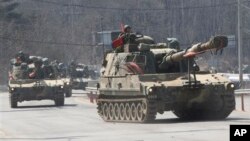 Korea Selatan melakukan latihan militer di Pocheon, Korea Selatan, dekat perbatasan Korut untuk mengantisipasi kemungkinan serangan oleh Korea Utara (foto: 27/3).