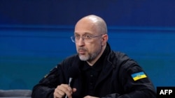 El primer ministro ucraniano, Denys Shmyhal, habla durante una conferencia de prensa en Kiev, el 23 de febrero de 2025.