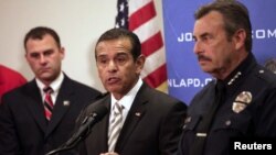 El alcalde de Los Angeles Antonio Villaraigosa (centro) y el jefe de la policía de esa ciudad Charlie Beck (derecha) anuncian la recompensa.