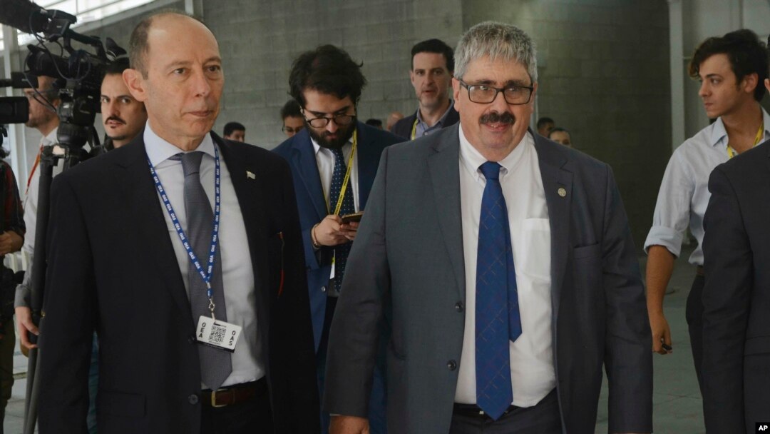 Phó Ngoại trưởng Uruguay, Ariel Bergamino (phải) rời khỏi cuộc họp của OAS tại Medellin, Colombia, ngày 27/6/19.