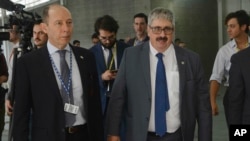 El vicecanciller de Uruguay, Ariel Bergamino (derecha) abandona la sala de sesión de la 49 Asamblea General de la OEA en Medellín, Colombia, tras anunciar que su país se retira del evento por la participación de diplomáticos del gobierno encargado de Venezuela. Junio 27 de 2019.