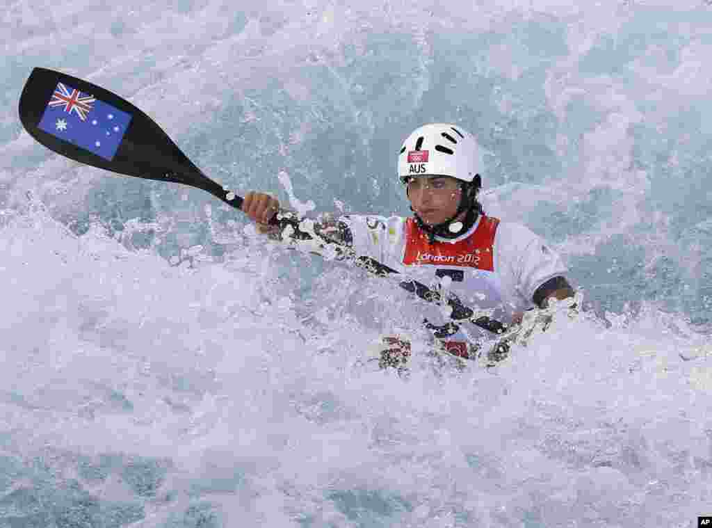 Jessica Fox, de Austriala, participa en la competencia de kayak slalom.