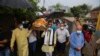 Anggota Partai Buruh Bharatiya Janta (BJP) membawa jenazah Rakesh Pandita yang tewas Rabu malam, di Jammu, India, Kamis, 3 Juni 2021. (AP Photo/Channi Anand)