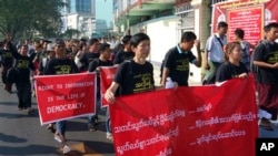 မြန်မာသတင်းမီဒီယာသမားတွေ သတင်းလွတ်လပ်ခွင့်ရရေး ရန်ကုန်မှာ ဒီကနေ့ ဆန္ဒပြတောင်းဆိုခဲ့ကြစဉ်။