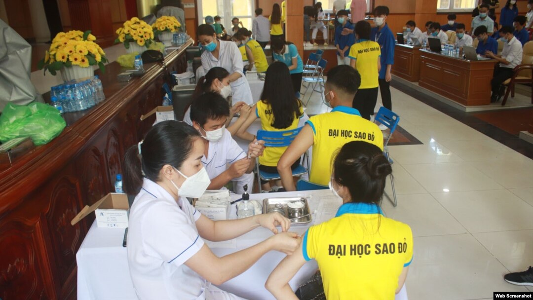 Người dân Việt Nam ngày càng thờ ơ với việc chích ngừa COVID-19