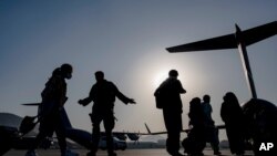 Hướng dẫn di tản tại phi trường Hamid Karzai, Kabul, 24 tháng Tám. (US Air Force photo)