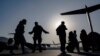 2021年8月24日，美国空军飞行员在阿富汗喀布尔的卡尔扎伊国际机场引导撤离人员乘坐运输机。