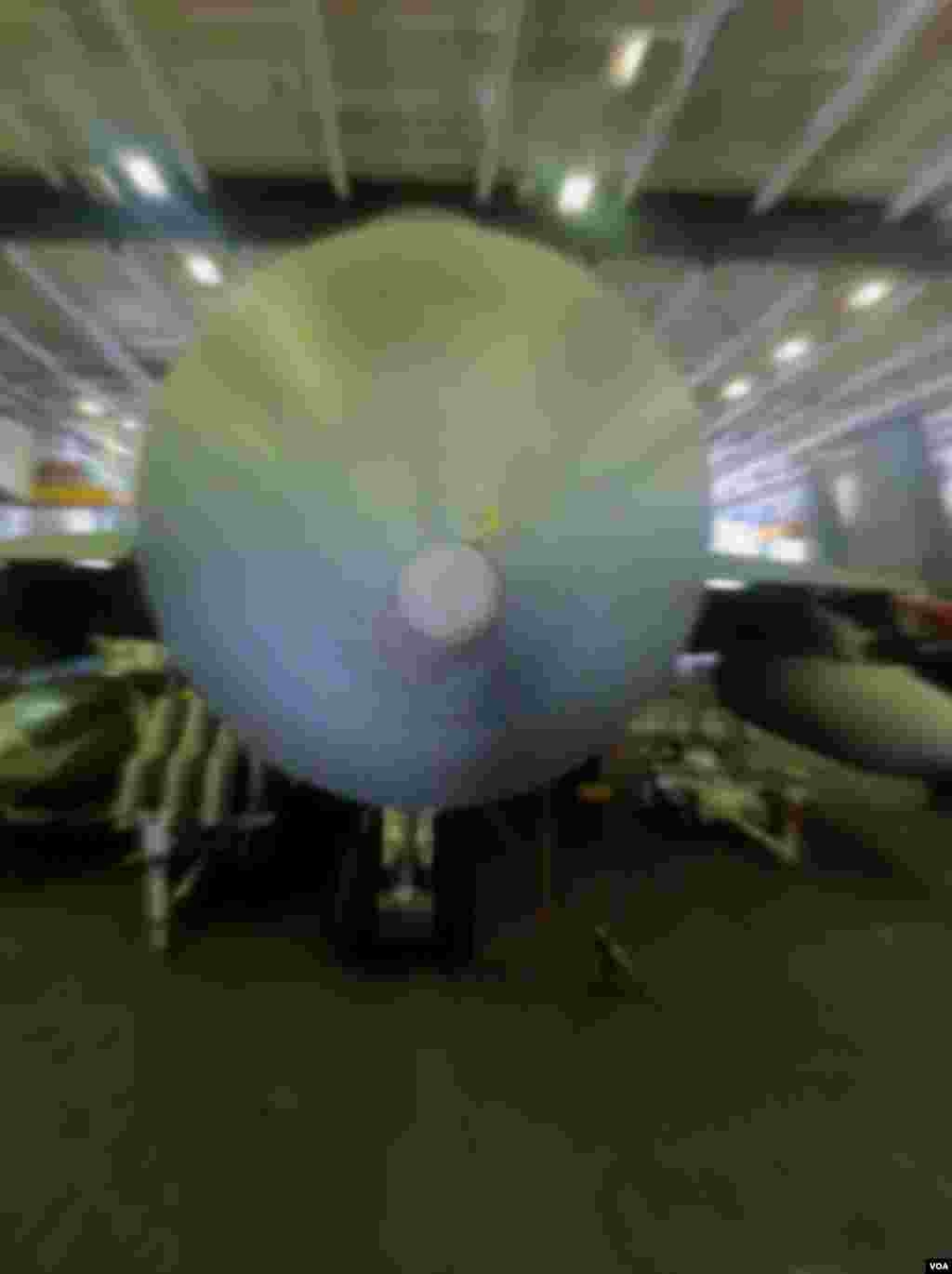 A close-up look at the nose of an F-18 fighter jet in the expansive hangar bay of the USS George Washington, June 24, 2012. (VOA/S. Herman)