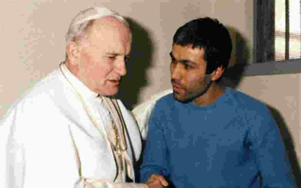 El 13 de mayo de 1981, la situación se repite. Alí Agca, miembro de un grupo extremista, le disparó en el vientre y en la mano al iniciar una audiencia