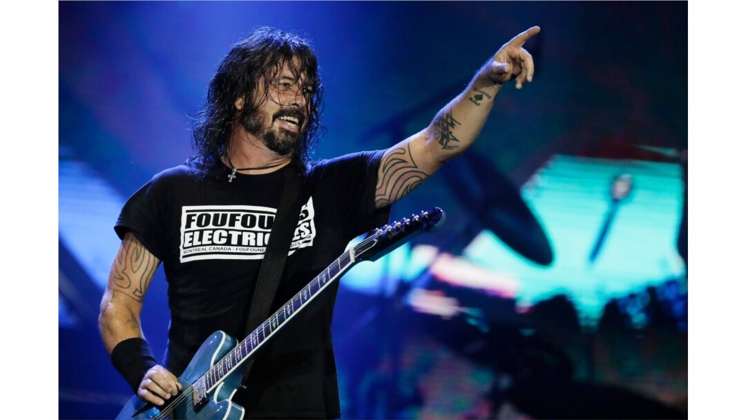 Dave Grohl dari grup band "Foo Fighters" saat tampil dalam festival rock di Rio de Janeiro, Brazil (foto: dok).