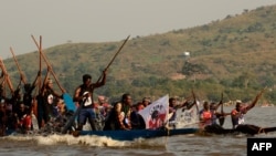 Deux pirogues font la course à Bangui, Centrafrique, le 1er décembre 2020. 