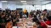 Jonathan Parra, al centro, presidente de Comisión de Fiscalización de la Asamblea Nacional, en reunión donde ministros de Estado sentados a la mesa explican el allanamiento a la embajada de México, en Quito, el 10 de abril de 2024. 