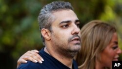 Jurnalis al-Jazeera asal Kanada, Mohamed Fahmy setelah dibebaskan dari penjara Torah di Kairo, Mesir, 23 September 2015 lalu (foto: dok).