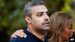 Jurnalis al-Jazeera asal Kanada, Mohamed Fahmy saat dibebaskan dari penjara Torah di Kairo (foto: dok). Mesir membebaskan satu lagi jurnalis Al-Jazeera, Mahmoud Hussein .