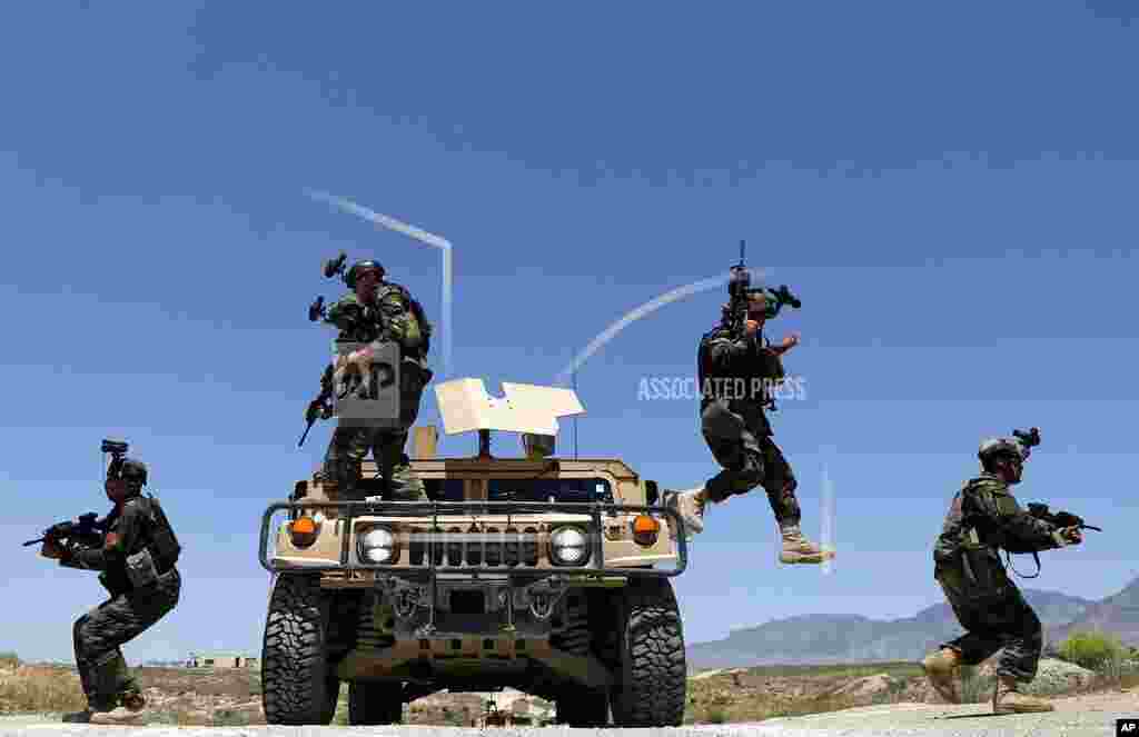 아프가니스탄 군인들이 카불 외곽을 순찰하고 있다. 