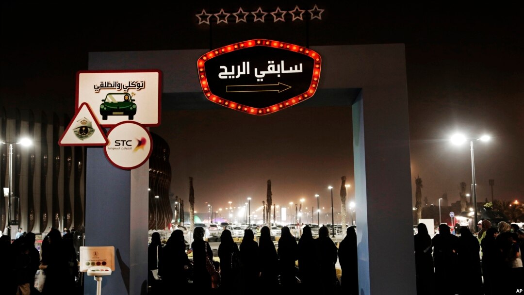 Arabia Saudí publicó el viernes 2 de agosto de 2019 nuevas leyes que alivian las restricciones sobre las mujeres al permitir que cualquier ciudadano pueda solicitar un pasaporte y viajar libremente.
