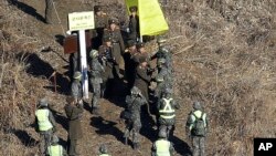 Tentara dua Korea bertemu di Zona Demiliterisasi (DMZ) untuk memeriksa upaya membongkar pos penjaga garis depan masing-masing, Rabu (12/12). 