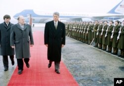 Президент США Білл Клінтон і білоруський лідер Станіслав Шушкевич, Мінськ, 15 січня 1994 (AP Photo/Greg Gibson, File)