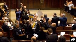 Des membres arabes israéliens du Parlement prostestent lors du discours de Mike Pence, à Jérusalem, le 22 janvier 2018.