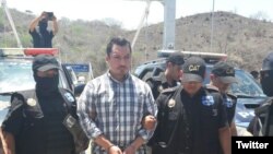 Pedro Benjamín Rivas Zelaya (a) "Snaiper" es entregado por la policía de Guatemala a las autoridades de El Salvador. Foto: @PNCdeGuatemala