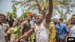 Les manifestants érigent des barricades de fortune avec des pneus et des branches lors d'une manifestation contre le président béninois Patrice Talon à Toui, un bastion de l'opposition, le 7 avril 2021.