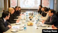 10일 미국 워싱턴 국제스페셜올림픽 본부를 방문한 김영목 한국국제협력단(KOICA) 이사장(오른쪽)이 자넷 프로스터 국제스페셜올림픽 위원장과 면담하고 있다. (자료사진)