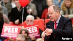 默克尔竞选对手社会民主党的史坦布律克2013年9月21日在德国法兰克福竞选集会上