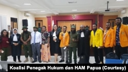 Tujuh tapol Papua bersama penasihat hukumnya saat berada di PN Balikpapan, Kalimantan Timur. (Foto: Koalisi Penegak Hukum dan HAM Papua). 