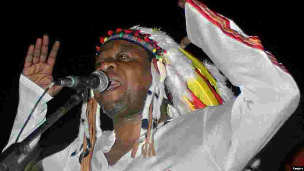 La légende de la musique Congolaise Papa Wemba lors de son premier concert à Kinshasa, le 26 juin 2004.