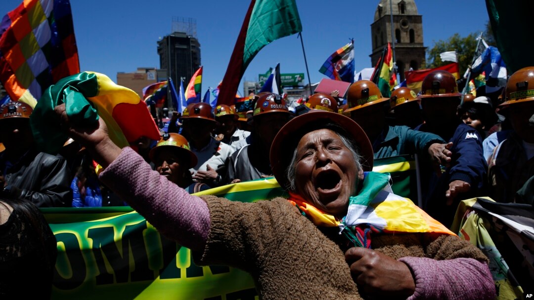 Seorang pendukung Presiden Bolivia Evo Morales berpawai di La Paz, Bolivia, 23 Oktober 2019.