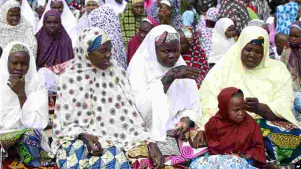 'Yan Najeriya dake arewa maso gashin kasar, mahaifar kungiyar Islama mai tsatsauran ra'ayi sun yi bikin karamar sallah ranar Alhamis da addu'o'i cikin murna da annashuwa da gaisuwar bangirma da jama'a fiye da 10,000 suka kaiwa Shehun Borno a fadarsa. 