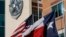 ARCHIVES - Un drapeau américain et un drapeau du Texas sont en berne devant le quartier général de la police de Dallas, le 8 juillet 2016