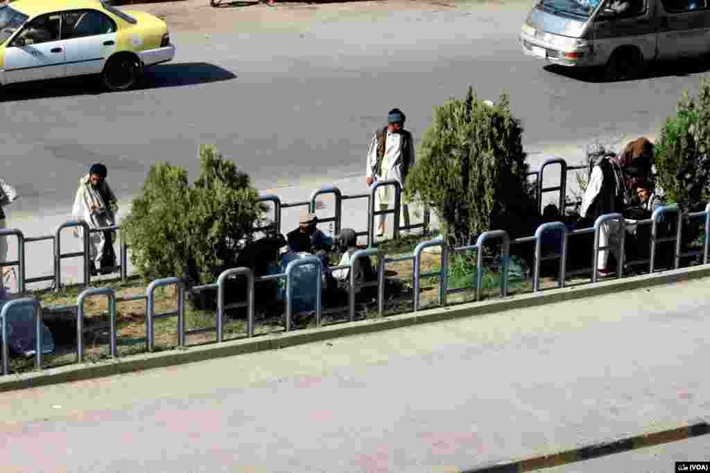 معتادین در محضر عام از قاچاقبران مواد مخدر خریداری میکنند.