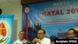 Uskup Agung Jakarta Mgr Ignatius Suharyo (tengah) menjelaskan seputar pesan Natal 2017 di Gereja Katedral, Jakarta, Senin, 25 Desember 2017. (Foto: VOA/Andylala).