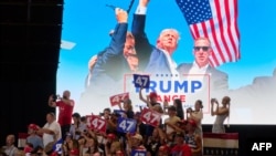 Sus partidarios aplauden cuando el expresidente de Estados Unidos y candidato presidencial republicano Donald Trump llega a un mitin de campaña en Grand Sierra Resort en Reno, Nevada, el 11 de octubre de 2024.