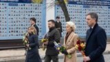 乌克兰总统泽连斯基和欧盟委员会主席冯德莱恩等到访的西方领导人给基辅乌克兰阵亡军人纪念墙献花。（2024年2月24日）