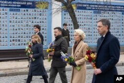 PM Belgia Alexander De Croo, Presiden Komisi Uni Eropa Ursula von der Leyen, Presiden Ukraina Volodymyr Zelenskyy, PM Italia Giorgia Meloni, PM Kanada Justin Trudeau, memberikan penghormatan kepada korban tewas tentara Ukraina, Kyiv, Ukraina, 24 Februari 2024. (Foto: via AP)