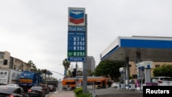 资料照片：美国加利福尼亚州洛杉矶市中心的一家加油站显示了当地高企的油价。(2026年3月10日)