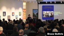 조지타운대학교 문범강 교수가 미국 워싱턴에 위치한 아메리칸대학교 카젠미술관에서 '북한 미술, 조선화의 신비한 세계' 출간을 기념해 설명회를 열었다. 