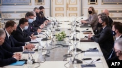 This handout photograph taken and released by the Ukrainian Presidential Press Service May 6, 2021, shows Ukrainian President Volodymyr Zelensky (C/L) and U.S. Secretary of State Antony Blinken (C/R) during their talks in Kyiv.