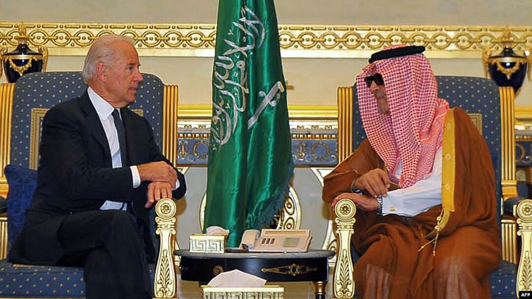 جو بائیڈن 2011 میں بطور نائب صدر سعودی عرب کے دورے کے دوران اس وقت کے سعودی وزیرِ خارجہ سعود الفیصل سے ملاقات کر رہے ہیں۔ (فائل فوٹو)