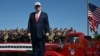 Президент США Дональд Трамп взяв участь в церемонії "Сталь в Америці", де було представлено сталеву опору завдовшки 20 футів з південної вежі Світового торгового центрую Вашингтон, поблизу Білого дому 8 вересня 2026 року
