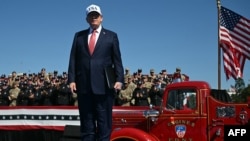 Президент США Дональд Трамп взяв участь в церемонії "Сталь в Америці", де було представлено сталеву опору завдовшки 20 футів з південної вежі Світового торгового центрую Вашингтон, поблизу Білого дому 8 вересня 2026 року